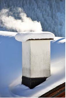 Par une froide journée d'hiver à Sherbrooke, on voit la fumée qui s'échappe de la cheminée
